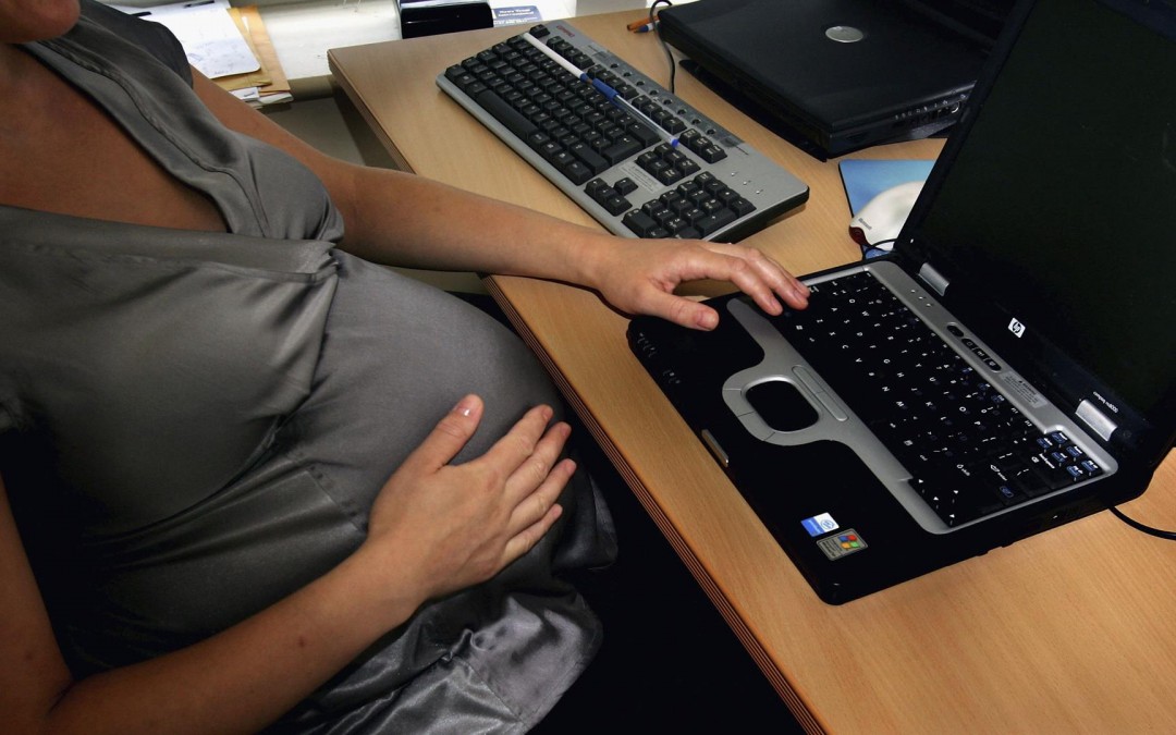 Maternità: governo migliori le norme su conciliazione tempi vita-lavoro